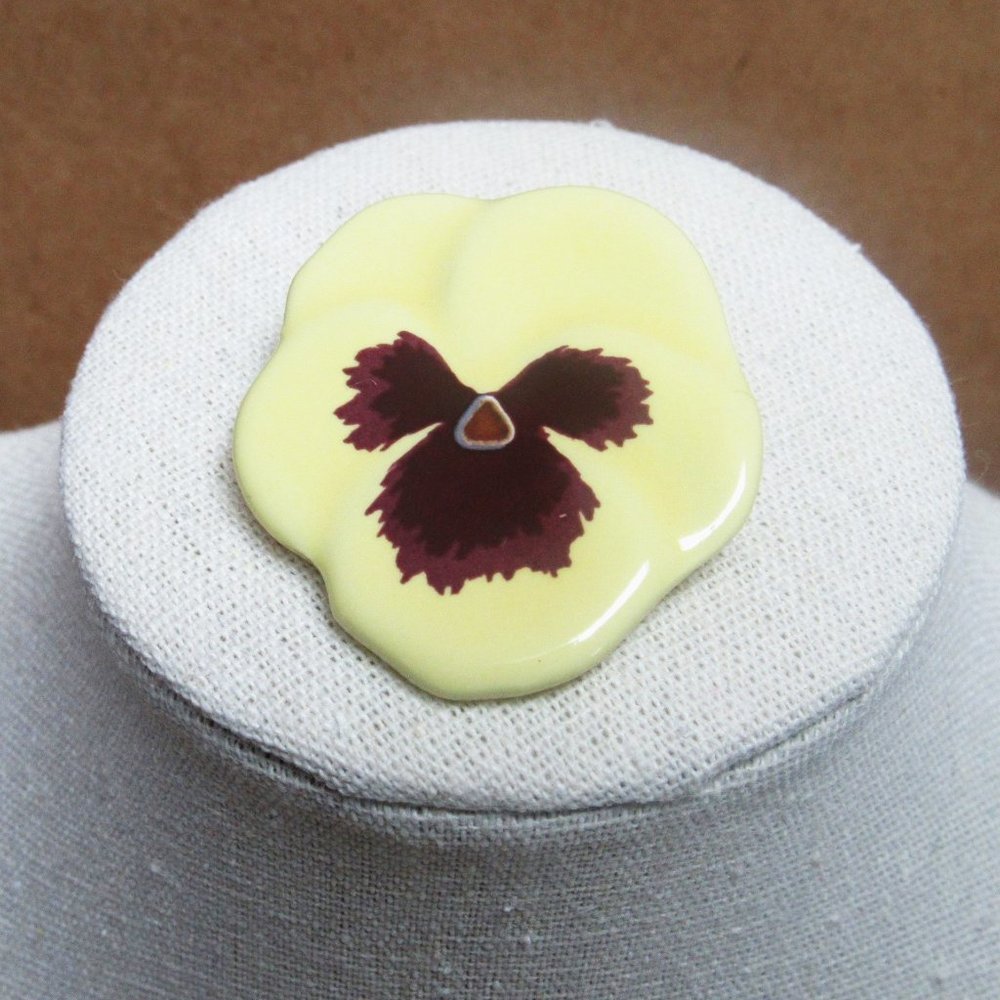 Vintage YELLOW PANSY Viola Violet PIN Brooch Avon 1981 Original Box Porcelain "O